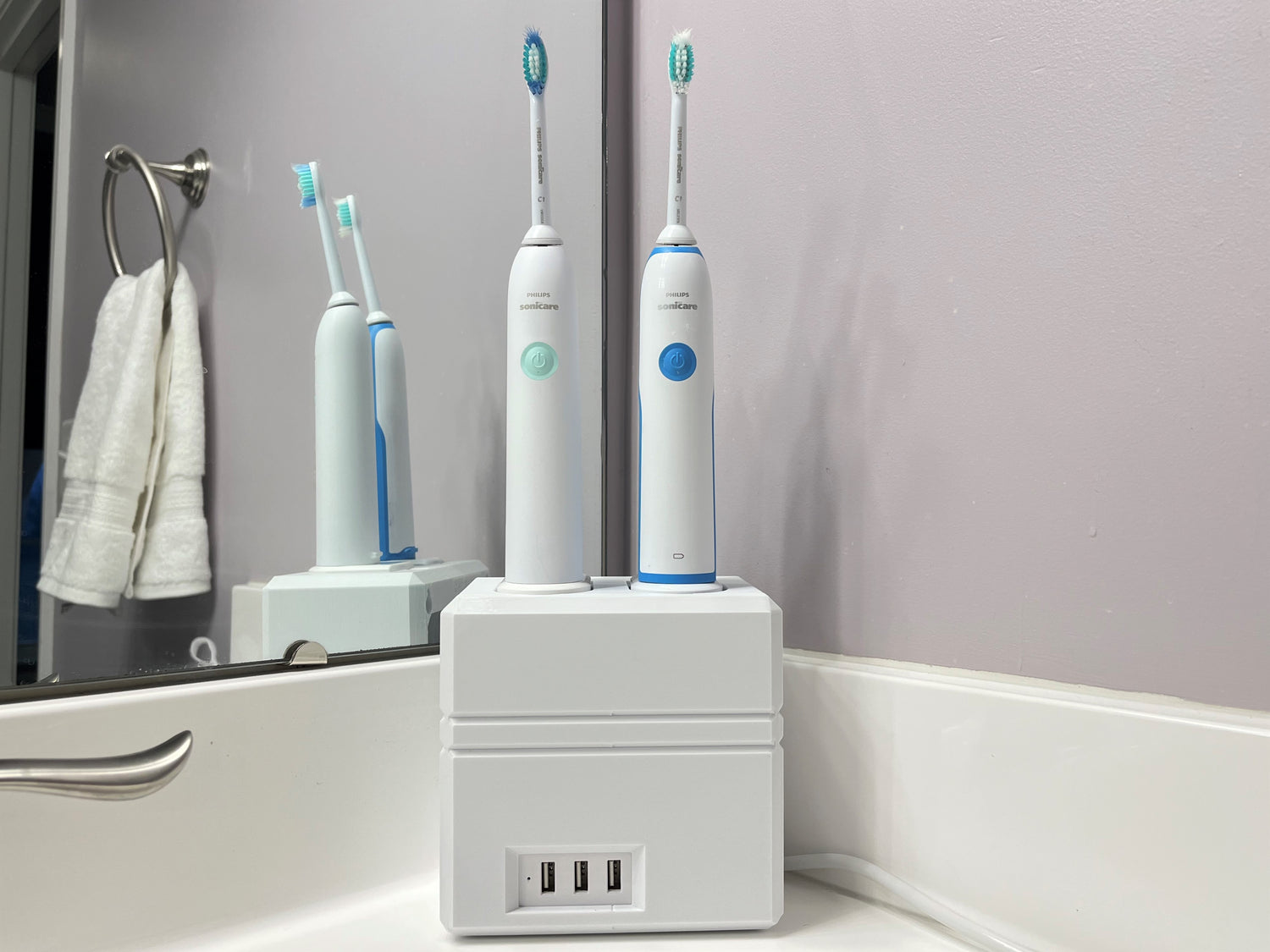  HOYT DESIGN Soporte para cepillo de dientes eléctrico, montaje  en pared, compatible con Oral-B, soporta 2 cargadores, se monta solo en una  sola toma GFCI/Decora (cargador/cepillos no incluidos), : Hogar y